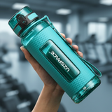 Garrafa Gym Colors UZSPACE® — Azul Ciano (segurando na mão)